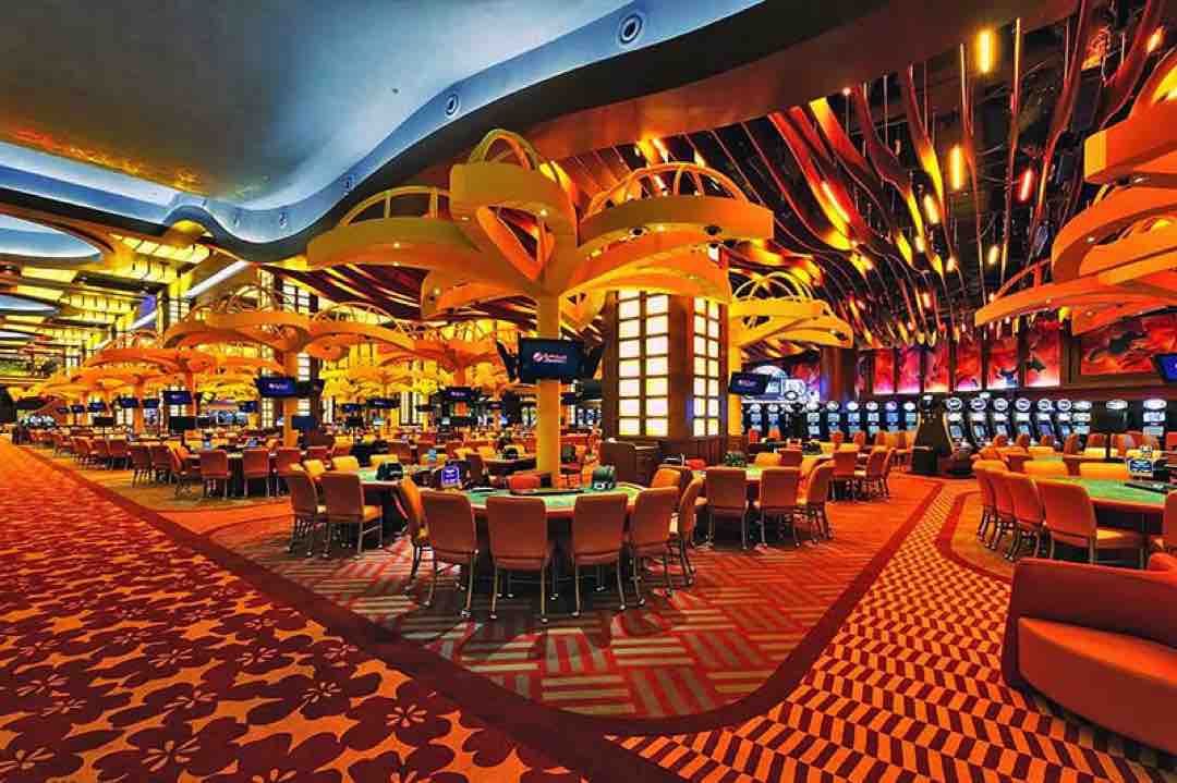 Khu vực trung tâm casino vô cùng hào nhoáng và thu hút người chơi