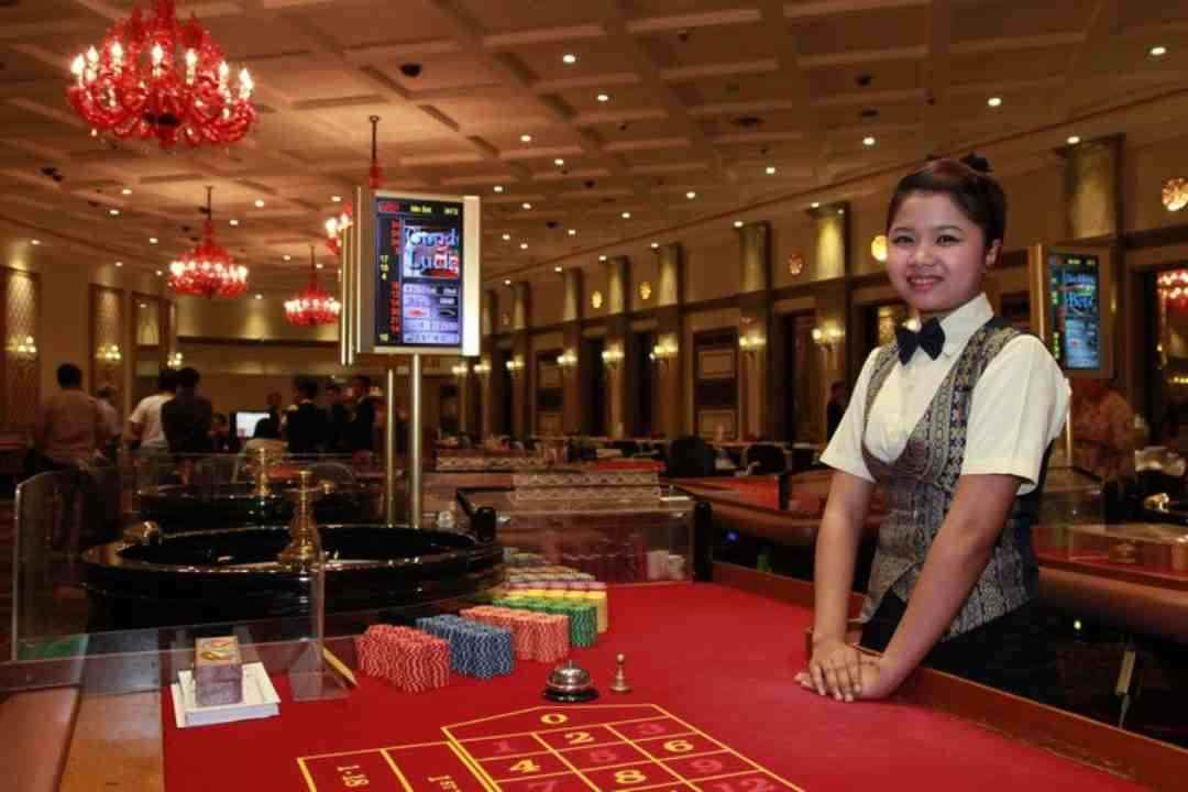 Khách hàng có thể tận hưởng trò vòng quay may mắn tại Holiday Casino